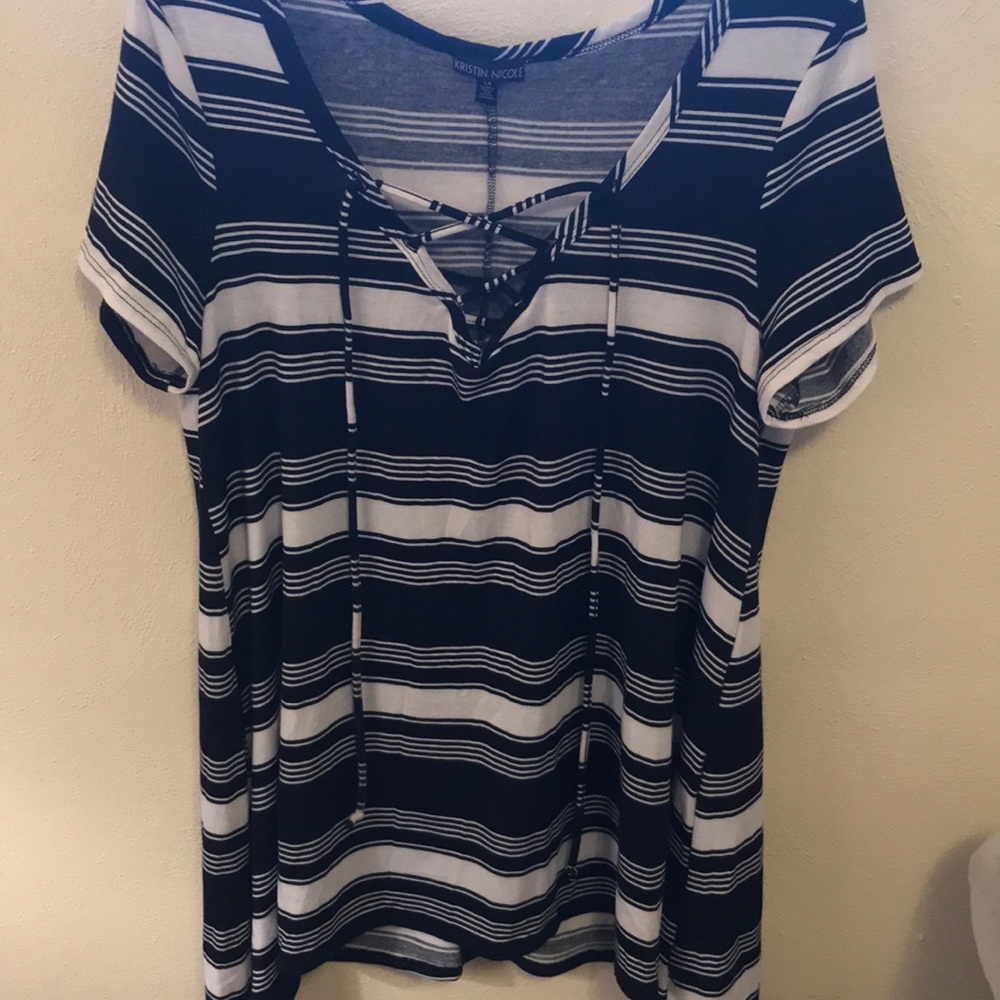 Short sleeve crisscross tee-shirt